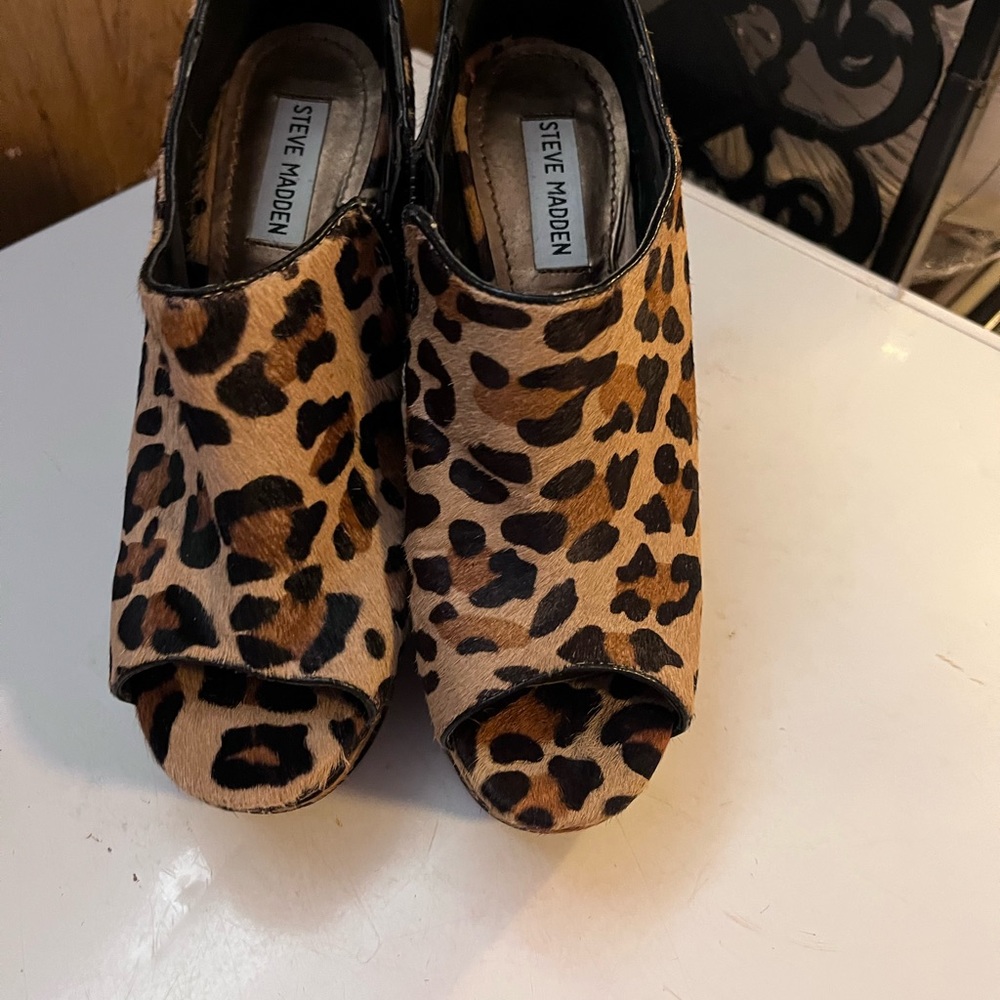 Leopard wedge with zipper on the inner side, very comfortable size 9
